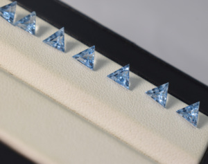 Corindon bleu de laboratoire 10 mm facetté en forme de trion, qualité AAA, pierres précieuses en vrac pour la fabrication de bijoux de luxe - Product Image 4
