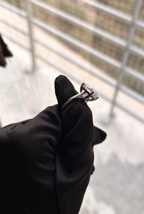 Anillo de Compromiso con Diamante de Corte Cojín Alargado, Diamante de Oro Blanco Creado en Laboratorio con Certificación IGI y Claridad VVS para Mujer - Product Image 3