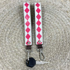 Porte-clés en cuir de vachette fait main personnalisé OEM avec bracelet de poignet et lanière colorée tendance ornée de diamants - Product Image 6