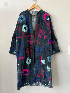 Chaqueta Larga de Terciopelo Gris de Lujo, Bordada con Diseño Floral, Estilo Prairie Chic para Mujer, Cuello Redondo, Manga Larga, Ropa de Invierno - Product Image 1