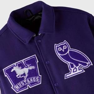 Chaqueta Varsity Morada para Hombre, Cuello Alto, Abrigo de Lana Estilo Letterman, Cierre de Botones, Logotipo Personalizado, Ropa Urbana, Resistente al Viento, Ropa de Invierno - Product Image 3