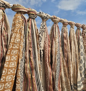 En gros, Foulard, Sarong, Paréo, Châle de plage en coton et soie, fait main, à motif floral imprimé au bloc Bagru, avec bordure en soie - Product Image 3