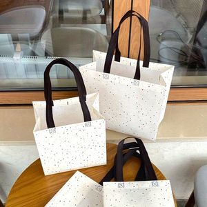 Bolsa de compras de tela no tejida con estampado de flores de dibujos animados, con asa de cinta de polipropileno, tamaño mediano, para tiendas de ropa. - Product Image 5