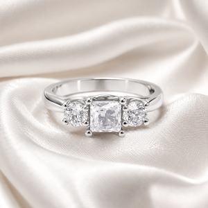 Bague de fiançailles et d'anniversaire pour femme en argent sterling 925 avec moissanite taille princesse et trois pierres serties à griffes - Product Image 1