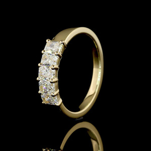 Anillo de Boda Minimalista con Cinco Piedras de Corte Radiante Cultivadas en Laboratorio en Oro de 10K/14K/18K y Chapado en Rodio - Product Image 4