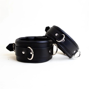 กุญแจมือหนังบุหนังสำหรับพันธนาการ อุปกรณ์ BDSM หนัง - Product Image 4