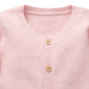 Cardigan rose pâle texturé pour bébé, en tricot doux, à manches longues, boutonné, pour nouveau-né, nourrisson et tout-petit. - Product Image 4