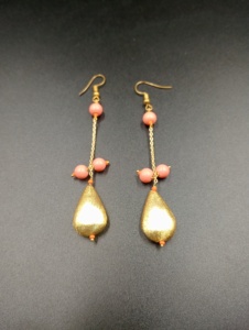 Boucles d'oreilles en laiton plaqué or Amaira Jewels en forme de goutte d'eau avec perles d'imitation, bijoux de mariage classiques pour femmes - Product Image 6