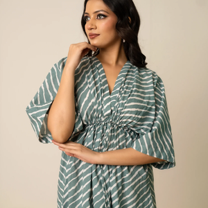 Vestido Kaftan de Algodón a Rayas Sukoon Summer Marina para Mujer |   Ropa de Diseño Ligera, Transpirable y Casual para Resort, para Exportación - Product Image 1