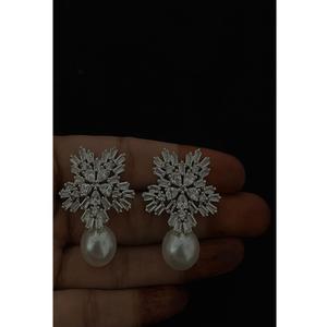 Pendientes de Diseño de Lujo en Latón Plateado con Circonitas Cúbicas para Mujer, Estilo Nocturno, para Fiestas, con BRILLIOS INCREÍBLES - Product Image 1