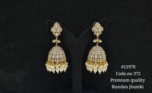 Boucles d'oreilles ethniques plaquées or Kundan Jhumki avec zirconiums cubiques et perles imitation perle pour femmes, bijoux pour mariage et fêtes. - Product Image 5