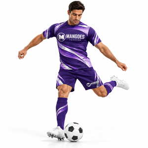 Tenue de football professionnelle, maillot et short assortis, kit d'équipe, tissu respirant, 100% polyester, écologique, personnalisable - Product Image 1