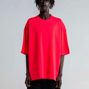 Camiseta de diseñador teñida en prenda de 9.0oz, talla grande, estilo streetwear pesado, negra, con hombros caídos, personalizada, color rojo, para hombre - Product Image 1