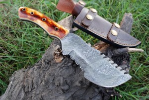 Couteau de chasse artisanal personnalisé avec lame en acier Damas, manche en os, étui en cuir, pointe clip, longueur totale de 10 pouces - Product Image 3