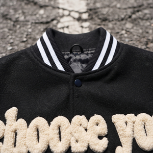 Chaqueta Varsity de Invierno para Hombre, Cuello Redondo, Manga de Lana, Bordado Chenille, Botones de Cuerno, Resistente al Viento, Ecológica - Product Image 4