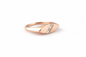 Anillo de Plata de Ley 925 con Diamantes Baguette en Oro Rosa, Estilo Sello Minimalista y Elegante, Regalo para Ella - Product Image 4