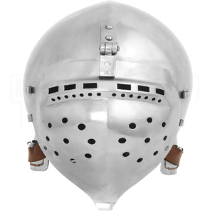 Casco de acero pulido con visera puntiaguda y adornos dorados, disponible a precios de mayorista - Product Image 4