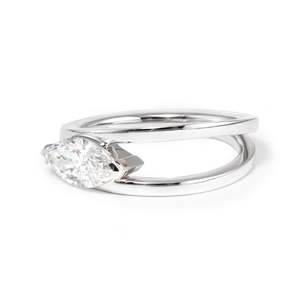 Anillo de compromiso de oro blanco de 14K chapado en plata de ley con diamante de laboratorio de 1 quilate talla marquesa, certificado IGI, para mujer, diseño único asimétrico de doble banda - Product Image 2