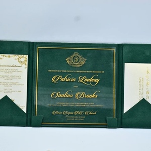 Invitación de Terciopelo Verde Esmeralda con Solapa, Esquinas Doradas, Escudo y Acrílico Transparente - Product Image 2