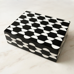 Caja de Resina de Lujo en Negro, Rosa y Blanco, Organizador Decorativo Artesanal para la Decoración del Dormitorio y el Hogar Sofisticado - Product Image 4