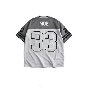 Camiseta de Fútbol Americano Gris y Blanca con Bloques de Color, Malla de Poliéster Transpirable, Cuello en V, Estampado Metálico de Números, Ropa de Equipo OEM al por Mayor - Product Image 4