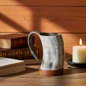 Jarra Vikinga Artesanal de Cuerno de Buey para Beber, Cáliz para Cerveza o Sidra, Tipo Stein Grande, Regalo Perfecto para Hombres de Verdad - Product Image 1