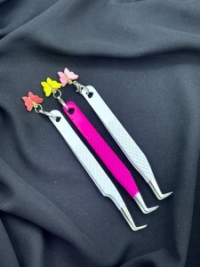 Pince à épiler pour extensions de cils 90/Boot Light Grey/Hot Pink, en acier inoxydable, pointe en fibre de précision, antidérapante, avec breloque papillon - Product Image 3
