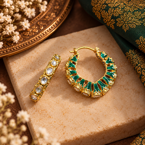 Pendientes de Aro de Lujo en Plata Chapada en Oro de 18K, Hechos a Mano con Incrustaciones de Cristal Verde Meenakari |   Joyería Royal Heritage Jaipur - Product Image 4
