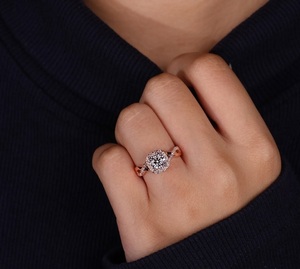 Anillo de compromiso de media eternidad con diamante cultivado en laboratorio de oro blanco de 14K, certificado IGI, con banda retorcida de 2.30CT, claridad VS1 y halo. - Product Image 5