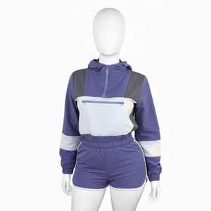 ชุดเสื้อฮู้ดครอปและกางเกงขาสั้นสำหรับผู้หญิง ชุดเสื้อผ้าสองชิ้นที่สวมใส่สบาย เสื้อสเวตเชิ้ตและกางเกงขาสั้น น้ำหนักเบา ระบายอากาศได้ดี เหมาะสำหรับใส่ลำลองในฤดูร้อน - Product Image 3