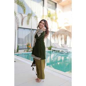 Conjunto de Top y Pantalón de Terciopelo para Mujer con Bordado Zari y Batwa - Product Image 4