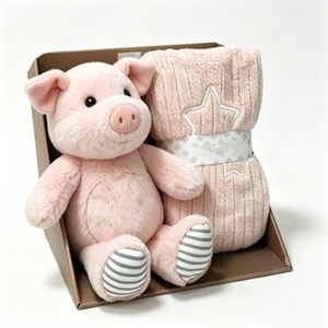 Coffret cadeau personnalisé sur le thème rose pour baby shower, comprenant un cochon en peluche rose et une couverture tricotée, jouet en peluche cochon nouveau-né et panier de couverture tricotée étoile. - Product Image 6