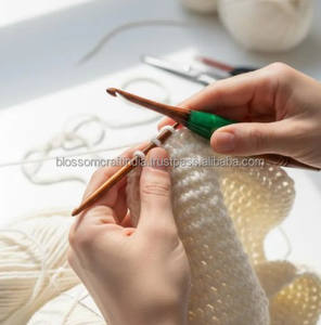 Crochet en bois époxy durable et artisanal, conçu pour les artistes en crochet professionnels et pour des séances de tricot confortables et prolongées - Product Image 1