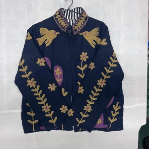 Chaqueta de lana negra vintage hecha a mano, estilo bohemio único, inspirada en la naturaleza del desierto, con bordados, tipo poncho corto. - Product Image 4