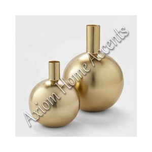 Vase élégant et chic de qualité supérieure avec un style moderne, parfait pour la décoration intérieure et extérieure par Axiom Home Accents - Product Image 2