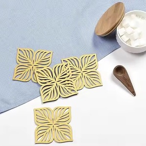 Ensemble de sous-verres en métal doré découpés au laser en forme de fleur, sous-verres décoratifs élégants pour une utilisation luxueuse à la maison, au bureau et pour offrir en cadeau - Product Image 4