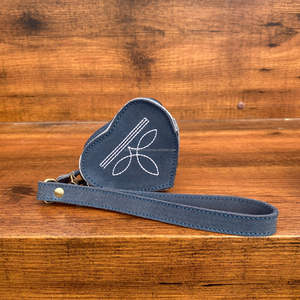 Monedero de pulsera en forma de corazón de cuero de gamuza de alta calidad para mujer, billetera pequeña de cuero genuino de estilo a la moda - Product Image 2