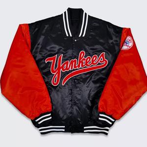Veste de baseball personnalisée noire et rouge pour homme, style varsity, en satin, avec logo brodé. - Product Image 4
