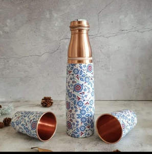 Bouteille d'eau en cuivre artisanale avec un motif floral en émail multicolore et une beauté intemporelle pour un usage domestique et une hydratation consciente - Product Image 1