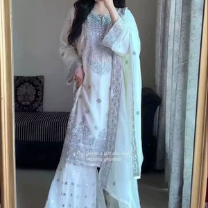 Lancement du nouveau ensemble 3 pièces en velours moderne 9000 avec haut, bas et dupatta pour mariage et soirée, séchage rapide - Product Image 1