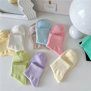 Mignonnes chaussettes mi-tube en coton tricoté couleur bonbon pour femmes High Crew avec logo personnalisé sur la manchette - Product Image 2