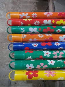 Venta al por mayor de mangos de escoba de madera de eucalipto con revestimiento de PVC con diseño floral, palos de escoba resistentes y lisos - Product Image 6