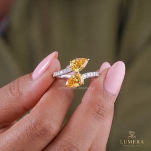Bague ajustable de luxe en or pavé, ornée d'un diamant de laboratoire double goutte d'eau jaune poire, élégante et remarquable - Product Image 1