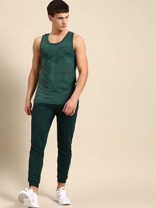 เสื้อกล้ามคอวีสีเขียวสำหรับผู้ชาย สีพื้น ระบายอากาศได้ดี ผ้าถัก แขนกุด สวมใส่สบายๆ - Product Image 3