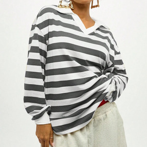 Polo à manches longues rayé respirant pour femme avec logo personnalisé, coupe décontractée, motif gris et blanc, style rugby - Product Image 4