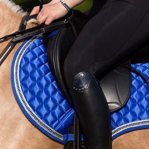 Tapis de selle de luxe en tissu de qualité supérieure avec motifs, tailles et logos personnalisés – Ensemble de tapis de selle équestres - Product Image 5
