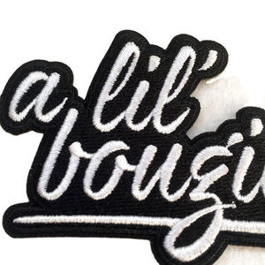 Patch brodé personnalisé à thermocoller, forme irrégulière, noir et blanc, pour décoration de vêtements - Product Image 5