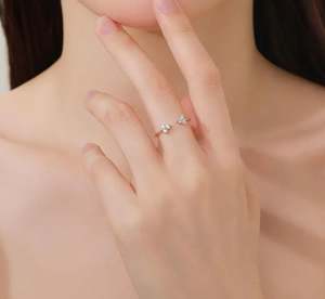 แหวนเงินแท้ 925 ชุบทอง ประดับเพชร CZ สามจุด ปรับขนาดได้ เหมาะสำหรับงานแต่งงานและวันครบรอบ - Product Image 2