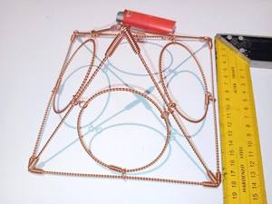 Pyramide triple couche en cuivre faite à la main pour la maison, le bureau, la thérapie Vastu Dosh et l'harmonisation énergétique, disponible en grande quantité - Product Image 2