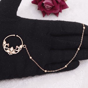 Anillo de nariz tradicional en tono dorado con piedras Kundan blancas y cadena para mujer, joyería étnica para novias y bodas. - Product Image 2